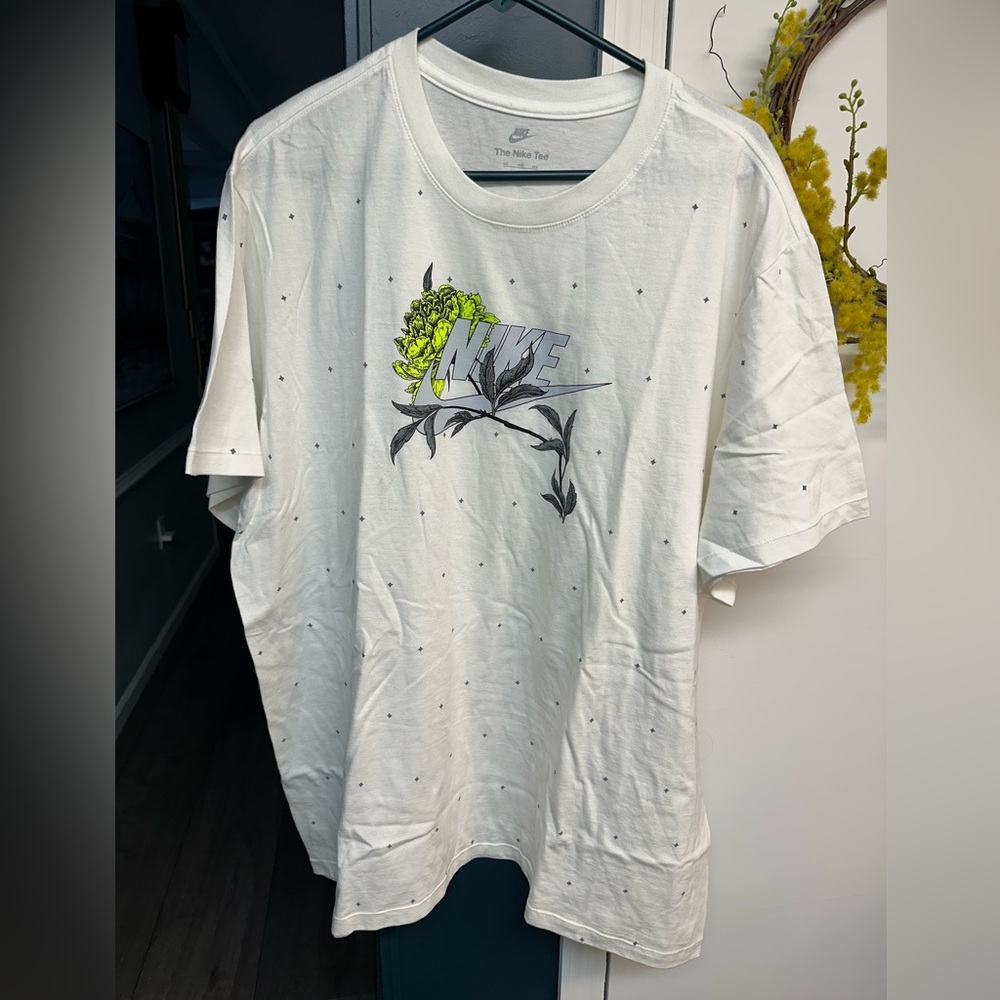 Nike White and Gray Graphic Men's Tee